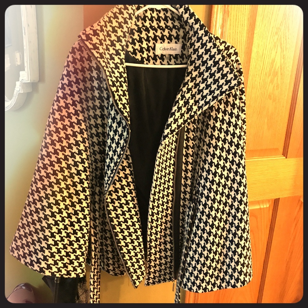 Black and white houndstooth Calvin Klein poncho